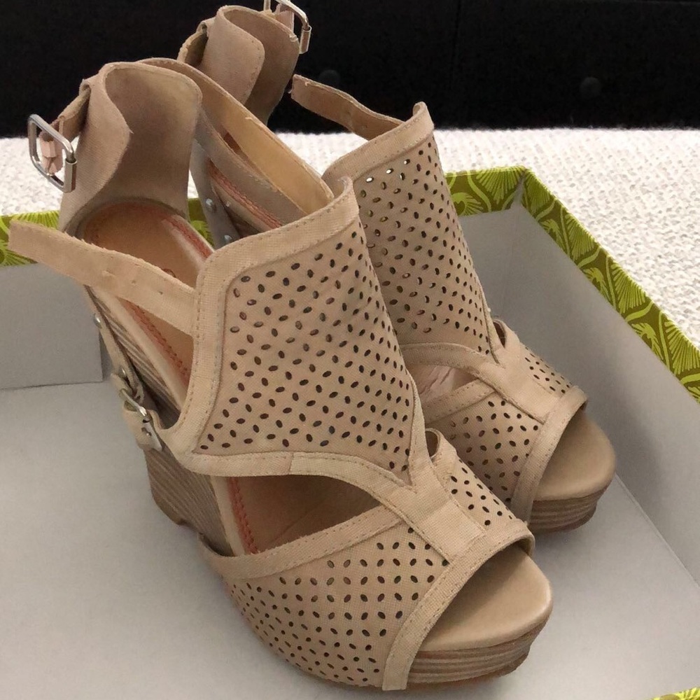 Tan Wedges